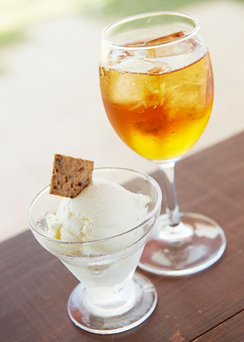 人気メニューの塩パインアイスと、琉球紅茶のアイスアールグレイ