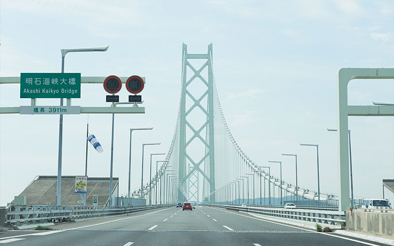 レンタカーで明石海峡大橋を渡っています！