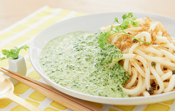 小松菜のクリーミーな緑のソースが爽やかな、焼うどんの完成写真